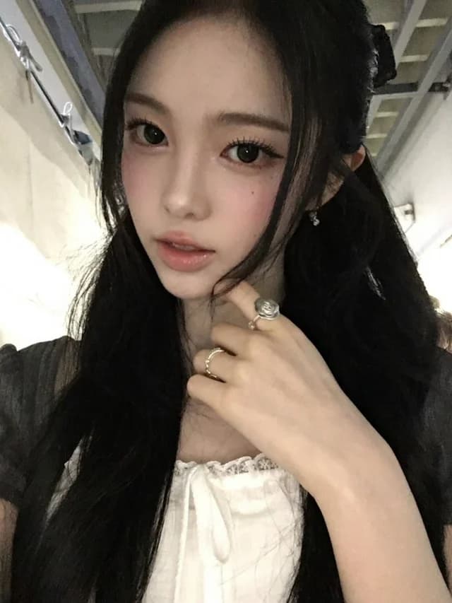 IAN in Tokyo, photo 1 from her Weverse post