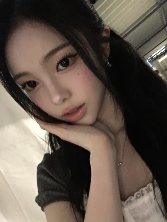 IAN in Tokyo, photo 2 from her Weverse post