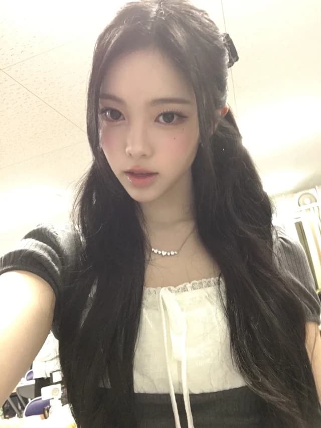 IAN in Tokyo, photo 4 from her Weverse post